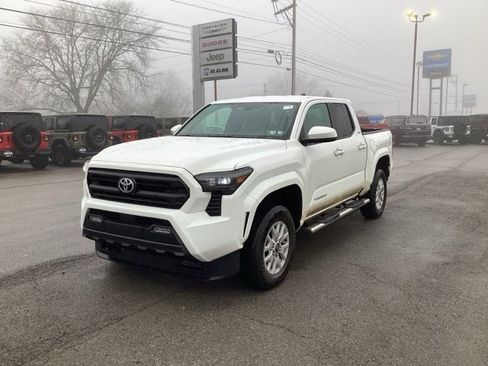Used 2025 Toyota Tacoma SR5 image 3