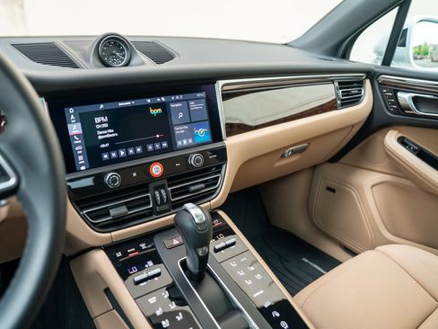 Used 2025 Porsche Macan image 15