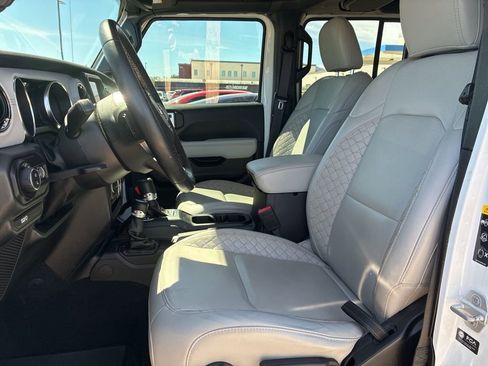 Used 2022 Jeep Gladiator Overland AWD/4WD image 10