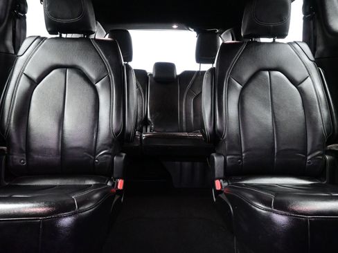 Used 2021 Chrysler Pacifica Touring-L w/ Uconnect Theater Family Group image 15