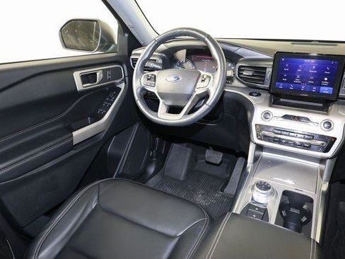 Used 2022 Ford Explorer XLT w/ Equipment Group 202A image 9