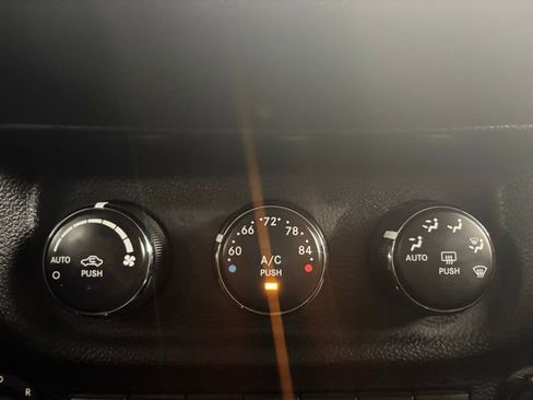 Used 2015 Jeep Wrangler Unlimited Rubicon image 27