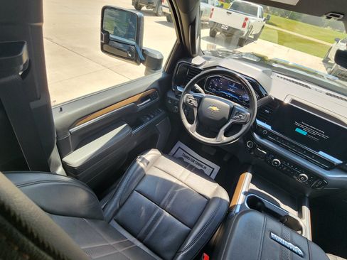 Used 2025 Chevrolet Silverado 2500 High Country w/ Technology Package AWD/4WD image 15