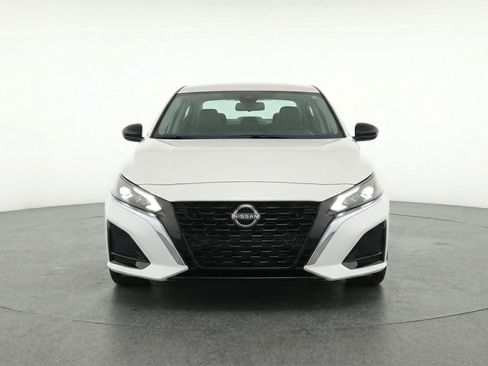 Used 2025 Nissan Altima 2.5 SV FWD image 2