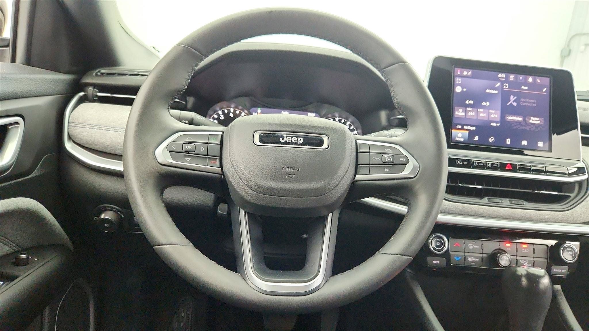 Used 2025 Jeep Compass Latitude AWD/4WD image 12