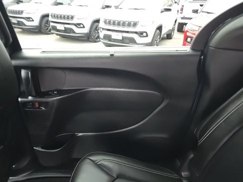 Used 2025 Chrysler Pacifica Select image 17