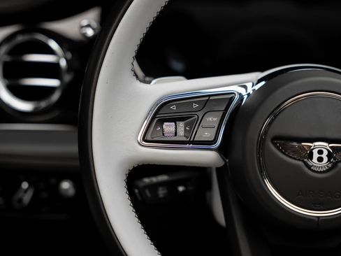 Used 2021 Bentley Bentayga Plug-In Hybrid AWD/4WD image 43