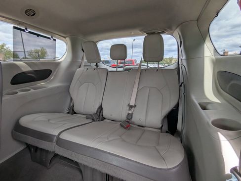 Used 2017 Chrysler Pacifica Touring-L FWD image 15