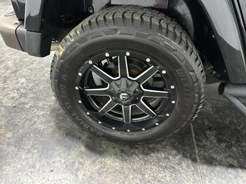 Used 2017 Jeep Wrangler Unlimited Sahara AWD/4WD image 5