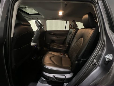 Used 2022 Toyota Highlander XLE w/ Protection Package #3 (TMS) AWD/4WD image 41