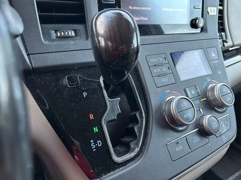 Used 2018 Toyota Sienna XLE image 28