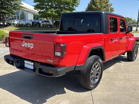 Used 2023 Jeep Gladiator Overland AWD/4WD image 3