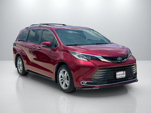 Certified 2023 Toyota Sienna Limited FWD image 3