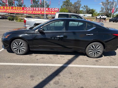 Used 2024 Nissan Altima 2.5 SV FWD image 3