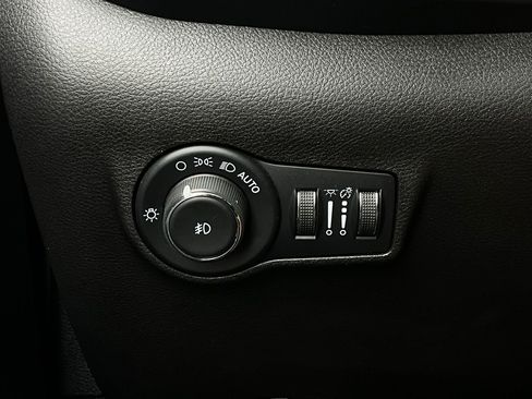 Used 2025 Jeep Compass Trailhawk image 21