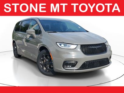 Used 2022 Chrysler Pacifica Touring-L w/ Uconnect Theater Family Group