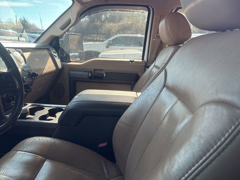 Used 2012 Ford F250 Lariat w/ Lariat Interior Pkg image 3