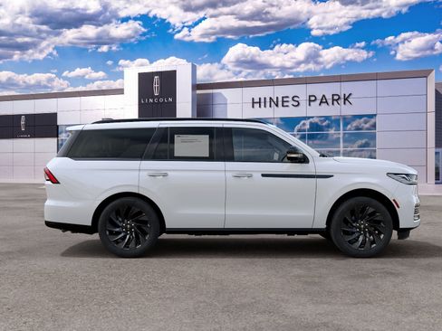 New 2027 Lincoln Navigator Reserve w/ Jet Appearance Package AWD/4WD image 5