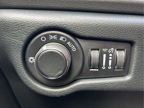 New 2026 Chrysler Voyager LX image 13