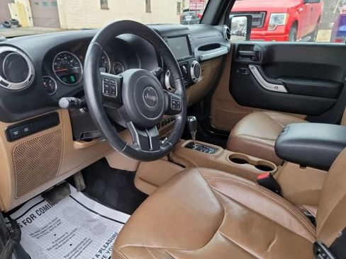Used 2017 Jeep Wrangler Unlimited Rubicon w/ Connectivity Group AWD/4WD image 12