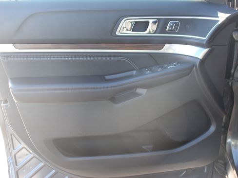Used 2017 Ford Explorer Limited image 11