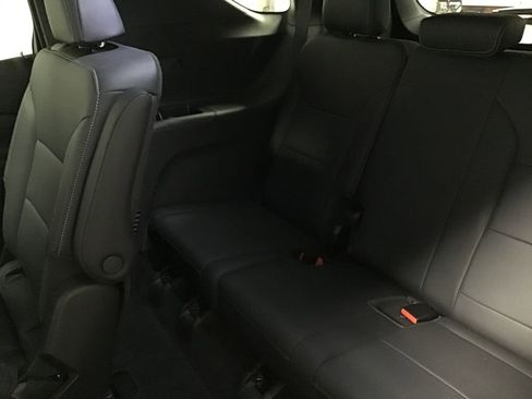 Used 2025 Chevrolet Traverse LT image 14