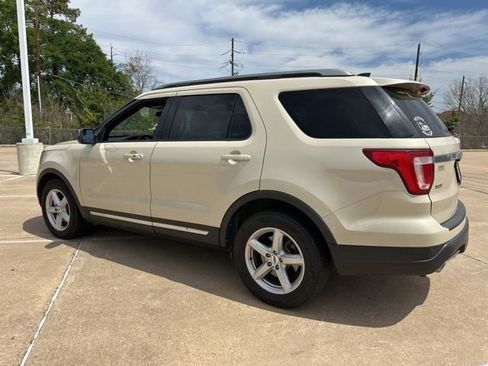 Used 2018 Ford Explorer XLT FWD image 5