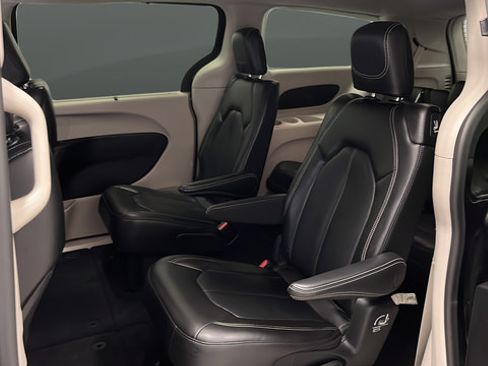 Used 2023 Chrysler Pacifica Touring-L FWD image 23