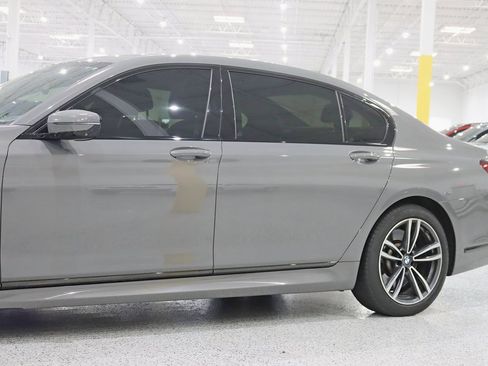 Used 2022 BMW 750i xDrive w/ Executive Package image 3