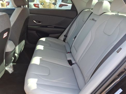 Certified 2025 Hyundai Elantra Limited FWD image 16
