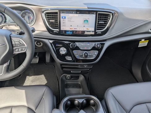 New 2026 Chrysler Pacifica Select image 15