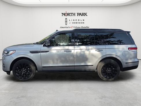 Used 2023 Lincoln Navigator Reserve RWD image 2