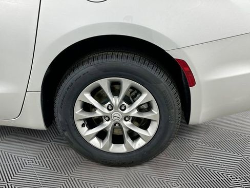 New 2026 Chrysler Pacifica Limited image 16