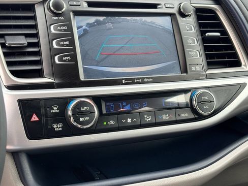 Used 2019 Toyota Highlander XLE w/ Carpet Mat Package (TMS) image 23