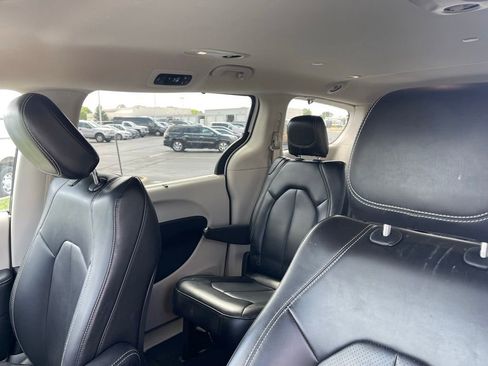 Used 2023 Chrysler Pacifica Touring-L FWD image 17