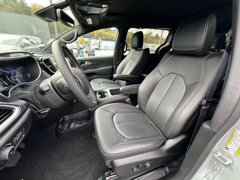 New 2026 Chrysler Pacifica Select AWD/4WD image 18