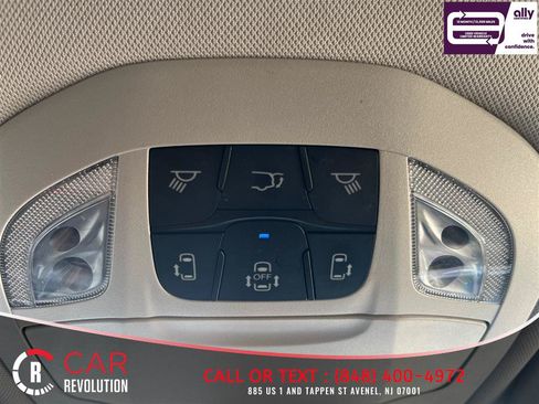 Used 2023 Chrysler Pacifica Touring-L FWD image 16