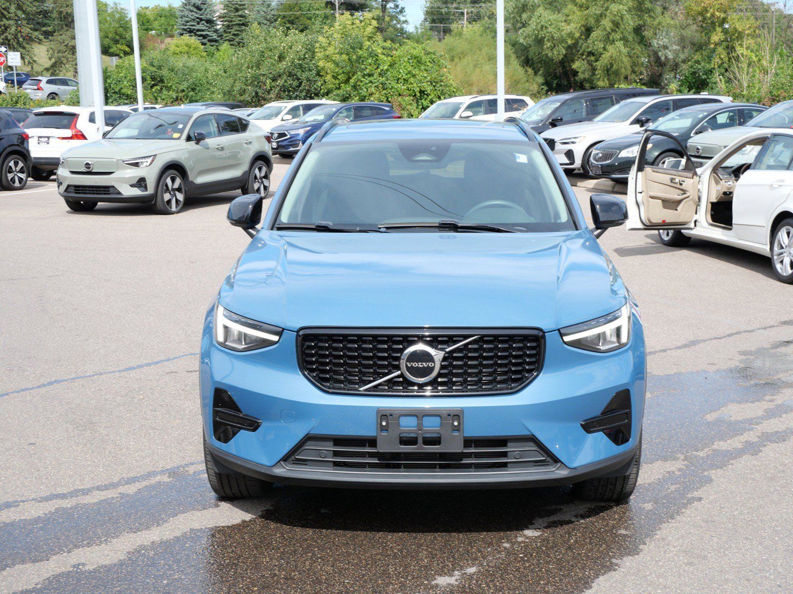 Used 2024 Volvo XC40 B5 Core w/ Protection Package Premier AWD/4WD image 2