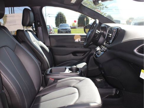 New 2026 Chrysler Pacifica Select image 30