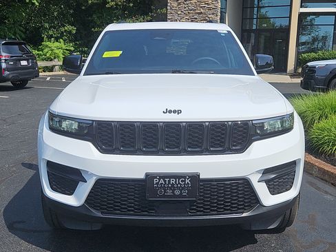 Used 2025 Jeep Grand Cherokee Altitude AWD/4WD image 2