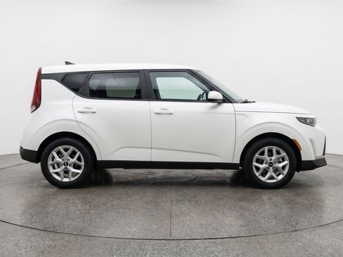 Used 2025 Kia Soul LX w/ LX Technology Package FWD image 11