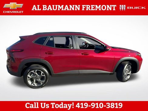 Used 2025 Chevrolet Trax LT FWD image 8