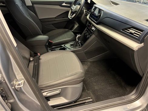 Certified 2024 Volkswagen Taos SE image 10