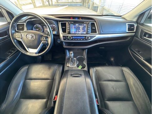 Used 2018 Toyota Highlander XLE image 16