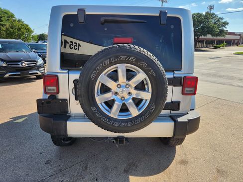 Used 2012 Jeep Wrangler Unlimited Sahara AWD/4WD image 4