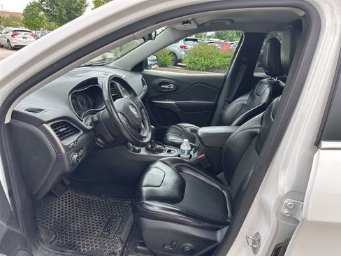 Used 2019 Jeep Cherokee Latitude Plus w/ Cold Weather Group AWD/4WD image 10