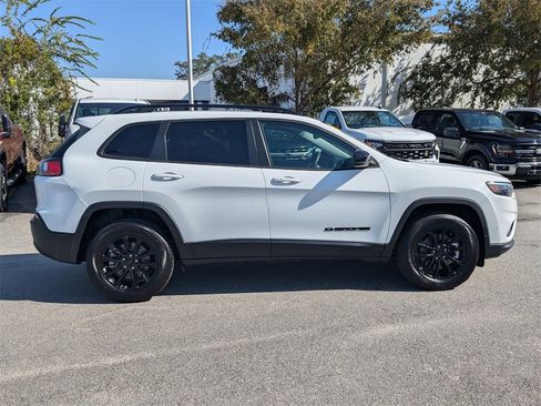 Used 2023 Jeep Cherokee Altitude Lux image 2
