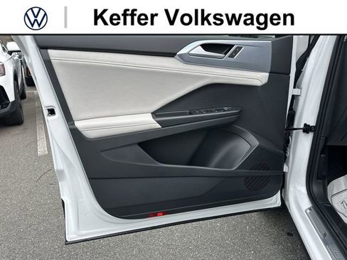 New 2026 Volkswagen Taos SE FWD image 14