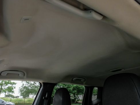 Used 2018 Jeep Renegade Latitude FWD image 34
