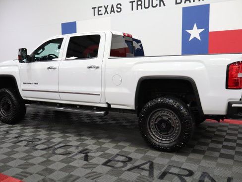 Used 2018 GMC Sierra 2500 Denali w/ Duramax Plus Package AWD/4WD image 5
